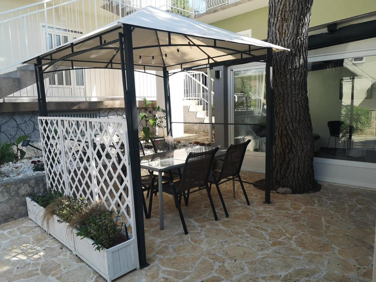 Villa Mala Kuca Ispod Borova Primošten Exterior foto
